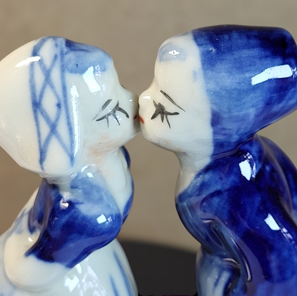 Collectible Mini Vintage Delft Blue Holland Kissing Girl and Boy Figurine - Picture 6 of 7